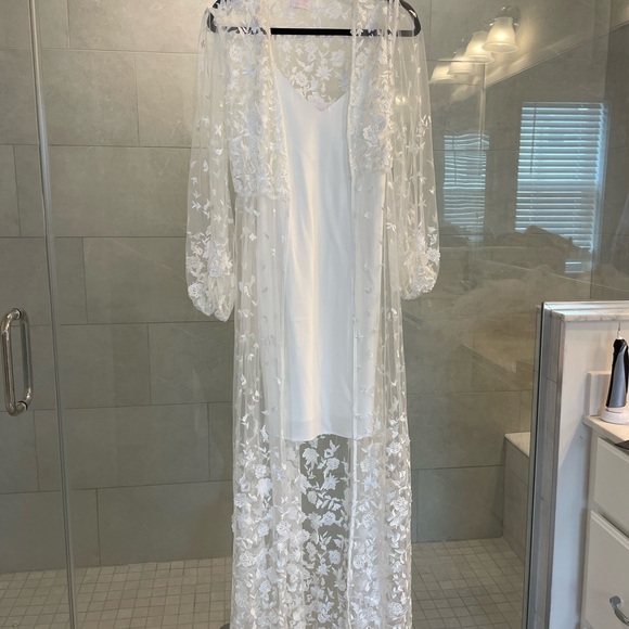 Elegant bridal robe with White Slip - La Rose - Picture 1 of 6